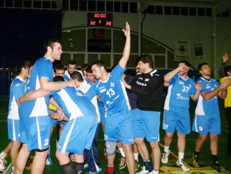 Los jugadores del BM Manzanares celebran la victoria ante el Cátedra 70