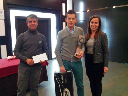 Manuel Blanco recibió una placa de su club en reconocimiento a su título de Campeón de España Sub 18