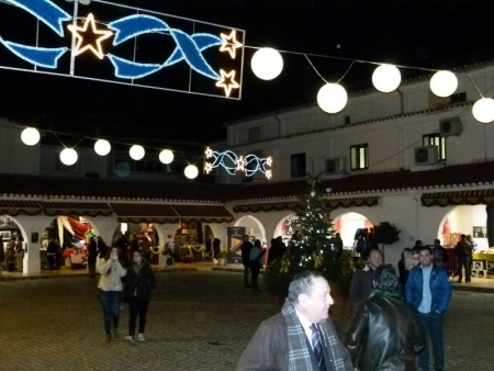 Imagen nocturna del patio del Mercado en "En plaza la Navidad"