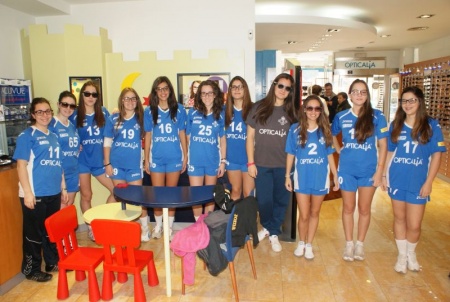 Las jugadoras del BM Opticalia Manzanares, con su patrocinador