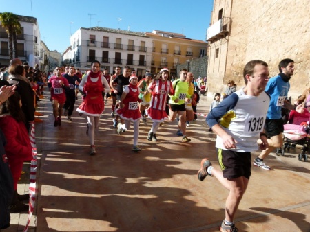 Nutrida participación en una carrera con tintes festivos