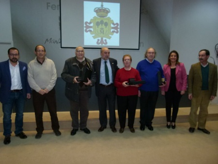 Representantes del equipo de gobierno y de los trabajadores junto a los empleados jubilados