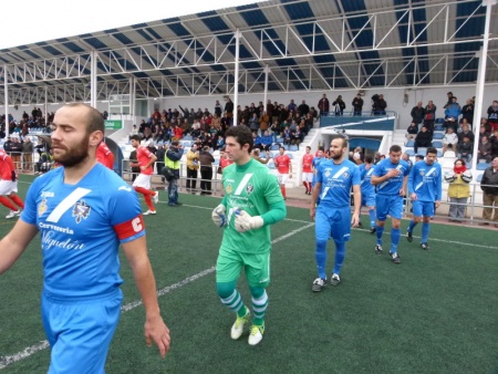 Salida al terreno de juego de ambos equipos