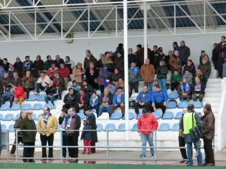 Tribuna del "José Camacho" con numerosos aficionados de Puertollano