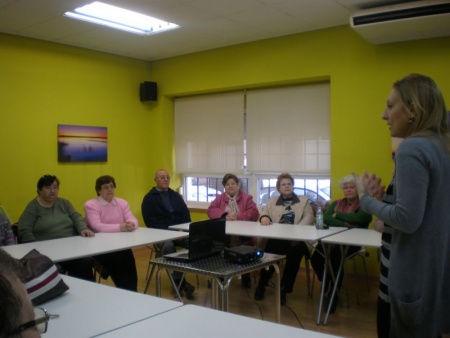 Momento de una de las sesiones del curso "Entre nosotras" en el Centro de Mayores"