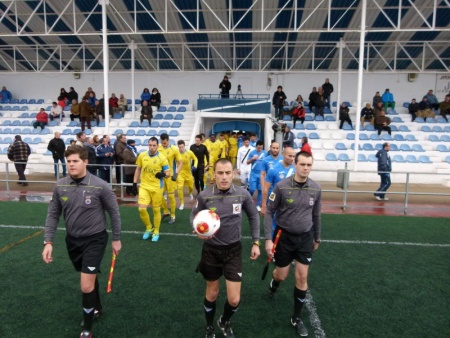 Salida de los equipos al terreno de juego. El colegiado, Sevilla Lérida, hizo un buen arbitraje