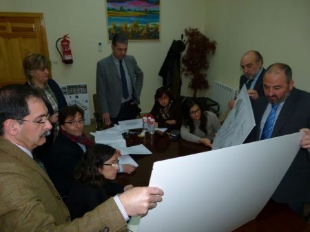 Imagen del jurado viendo los proyectos presentados al concurso