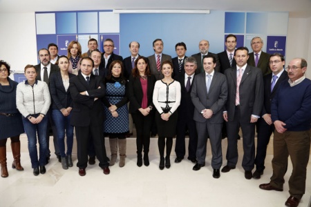 Foto conjunta de los alcaldes firmantes del convenio junto a la Consejera de Fomento