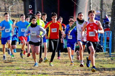 Alejandro Cuesta, de rojo con el dorsal 1628, fue segundo en el Cross del Chorizo de Puertollano