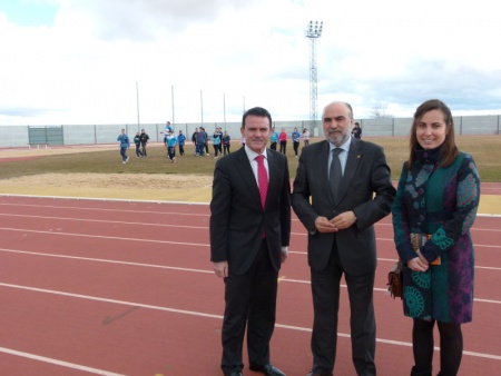 Juan Carlos Martín junto al alcalde y a la concejal de Deportes durante su visita a la pista de atletismo