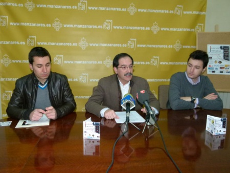 Juan Pedro Araque (i), Manuel Martín-Gaitero (c) y Mario Cervantes (d) en la presentación de las jornadas