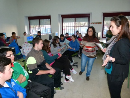 La concejal de Juventud en una de las clases de 4º ESO del IES Sotomayor