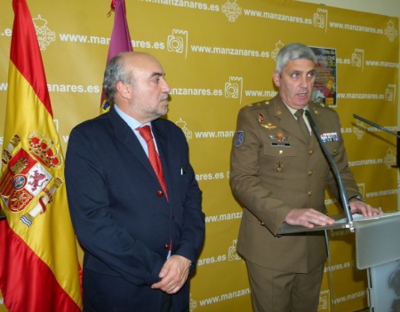 El alcalde de Manzanares junto al Teniente Coronel García Romera