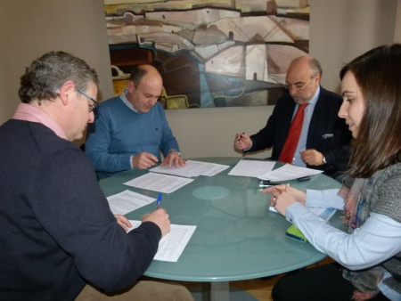 Los directores de los IES Sotomayor y Azuer, durante la firma del convenio con el Alcalde y la concejal de Juventud