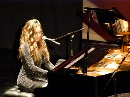 María Toledo, al piano, durante su actuación en Manzanares