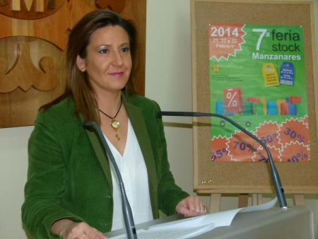 La concejal de Ferias Comerciales, Lola Serna, durante la presentación de la Feria del Stock 2014