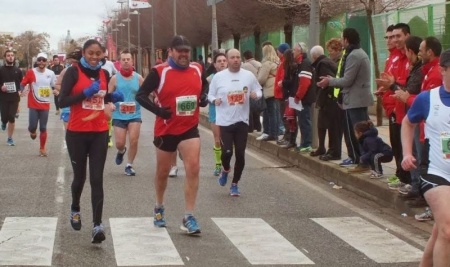 Azalea Pimienta y Fco. Javier Huertas, en pleno esfuerzo y animados por otros compañeros