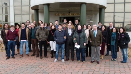 El alcalde, junto a los becarios y empresarios participantes en el programa