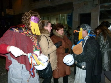 Mascarones gastando broma en la calle