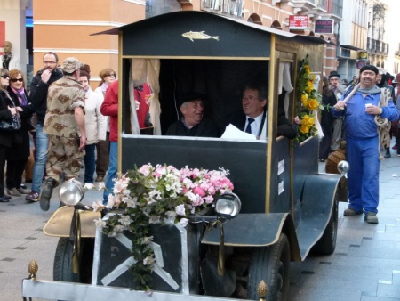 Coche fúnebre por la calle Empedrada