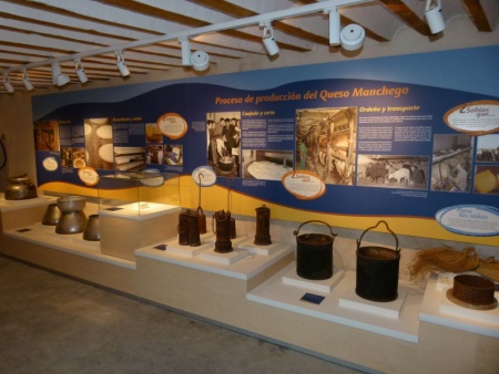 Interior de una de las salas del Museo del Queso Manchego