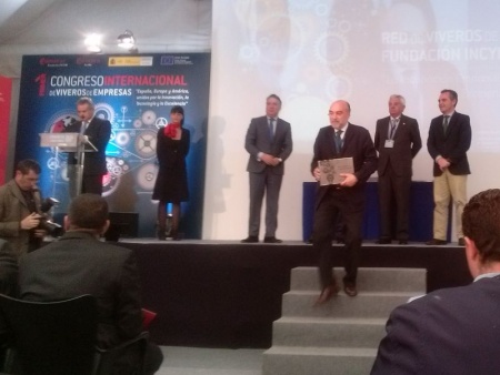 Antonio López de la Manzanara, tras recoger el reconocimiento en el Congreso Internacional celebrado en Sevilla