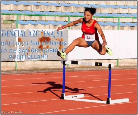 Anabel Zola obtuvo la medalla de oro en 400 metros vallas y bronce en 100 metros lisos. Foto: Roque Jesús Cuesta.