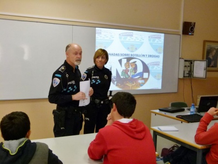 Los agentes Espinar y García durante la charla en la EFA