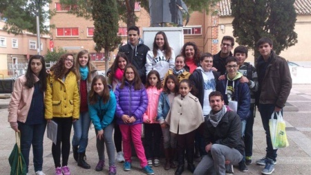 Miembros de Lazarillo tras la lectura del manifiesto del Día del Teatro 2014