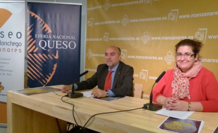 El alcalde, Antonio López de la Manzanara, y la concejal, Mª José Aranda, en la presentación de la I Feria Nacional del Queso