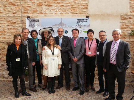 El alcalde de Manzanares, junto al alcalde de Moral, Manuel Torres, junto a los empresarios manzanareños participantes en el evento