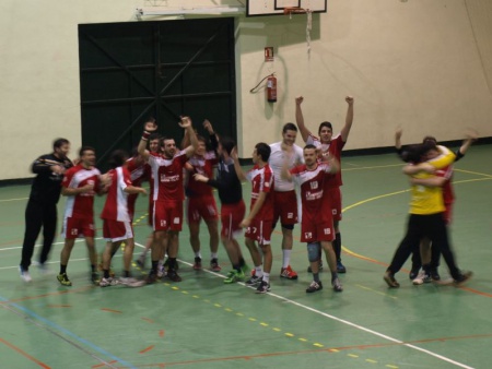 Explosión de júbilo del equipo tras finalizar el partido en Villafranca. Foto: BM Manzanares