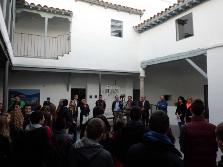 Recepción del alcalde a los jóvenes lituanos en el Museo del Queso Manchego