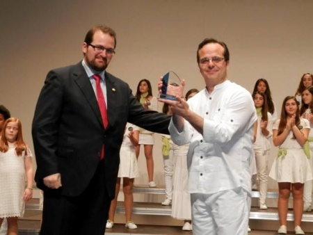 El director del coro recogió el premio