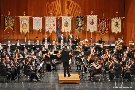 Extraordinaria estampa del escenario con músicos y estandartes cofrades