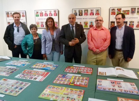 Jareño (2º por la izquierda), junto a miembros del gobierno municipal, en la inauguración de la exposición