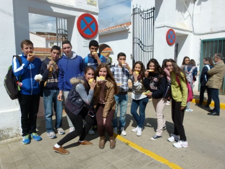 Alumnado del IES "Azuer" con su desayuno saludable en la puerta del Mercado