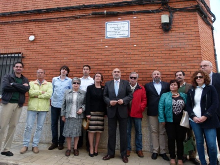 Familiares y miembros de la Corporación, bajo la placa de recuerdo a Paco Romero