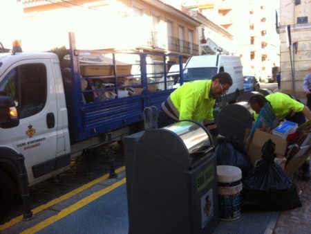 Operarios del servicio de recogida de papel y cartón