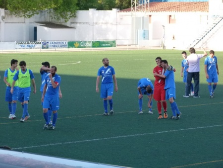 La plantilla se felicita tras vencer al Almansa y cumplir su objetivo de la temporada