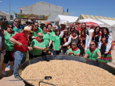 Organizadores y pastoras con la concejal de Festejos ante las migas del domingo