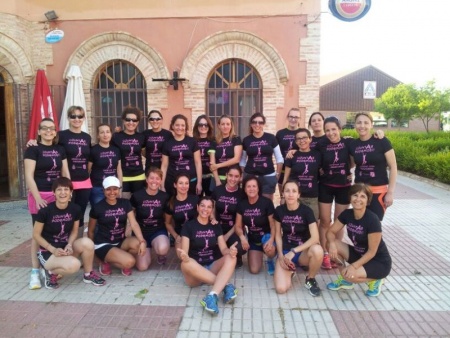 Grupo "Juntas podemos" con sus camisetas conmemorativas