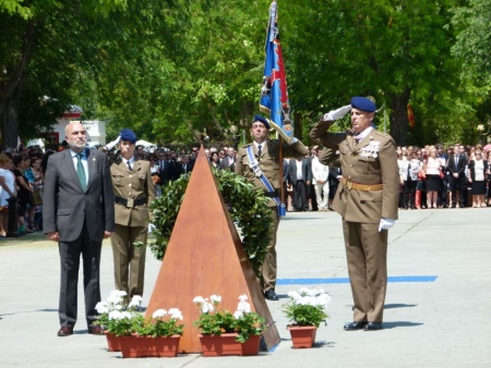 El alcalde y el Teniente Coronel García Romera, tras la ofrenda de homenaje a quienes dieron su vida por España