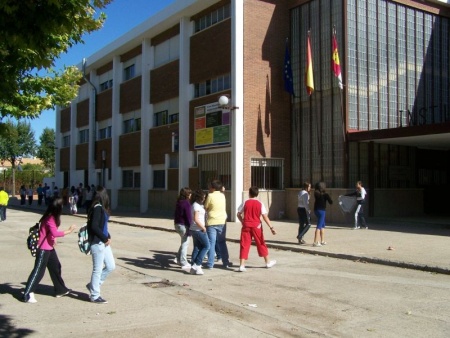 Entrada del IES Azuer