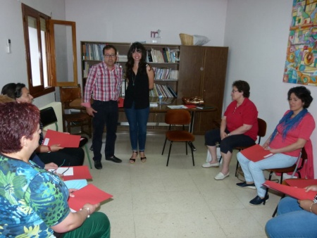 Javier Márquez, responsable de la OMIC, junto a la ponente, Virginia Parrado