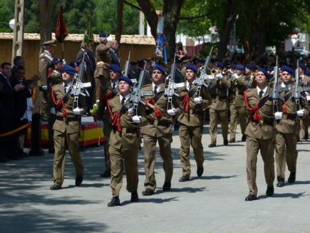 Desfile final de la fuerza militar tras la jura de bandera