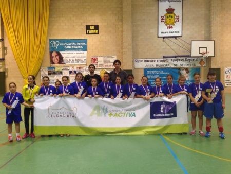 Equipo alevín, campeón regional, junto a su técnico y a César Manrique