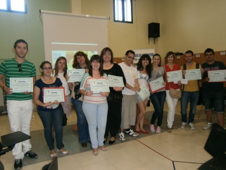 Participantes del curso con sus diplomas