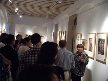 Esther Almarcha, comisaria de la exposición, durante el recorrido por la misma