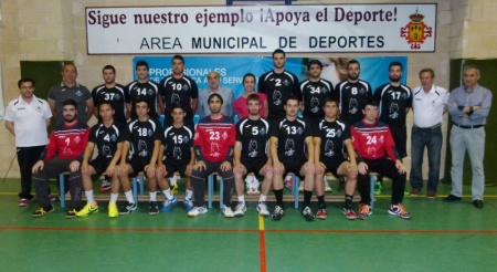 Foto de la plantilla con la nueva equipación junto al alcalde y concejal de Deportes